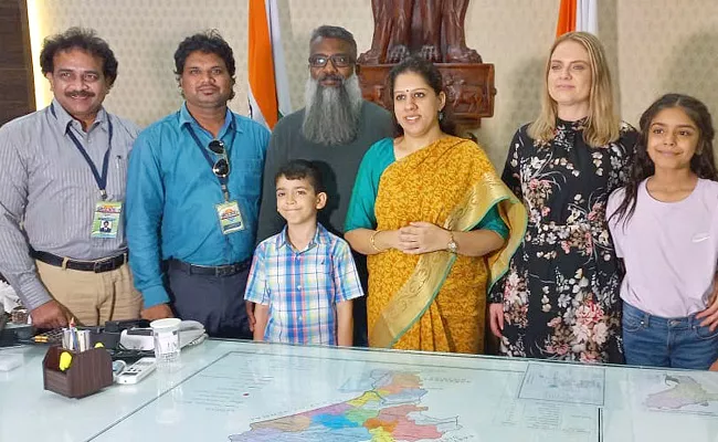 Australian Teacher Visited Bendapudi Government School - Sakshi