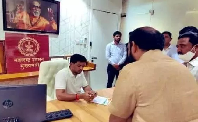 A Photo Of Eknath Shinde Son Sitting On CM Chair Went Viral - Sakshi