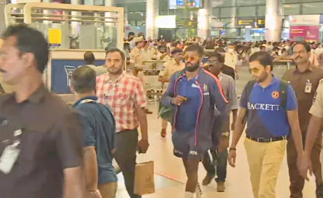 IND vs AUS 3rd T20: team india, australia arrives hyderabad - Sakshi