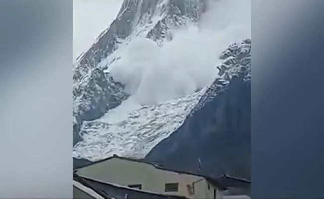 Viral Video: Massive Avalanche Hit Mountains Surrounding Kedarnath Temple - Sakshi