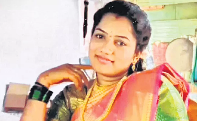 Married Woman Dies In Suspicious Manner At Karnataka - Sakshi