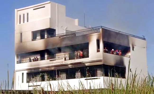 Huge Fire Broke Out In Clinic In Renigunta Of Tirupati District - Sakshi