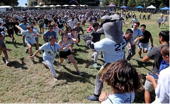 1415 Students Play Red Light Green Light Game Set Guinness World Record - Sakshi