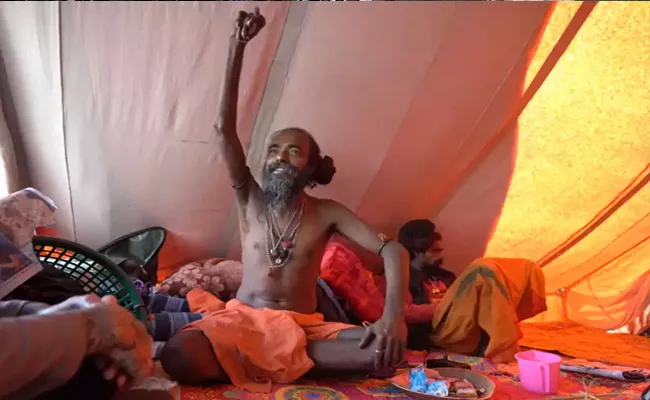 A Monk Kept His Right Arm Raised For Almost A Decade Viral Video - Sakshi