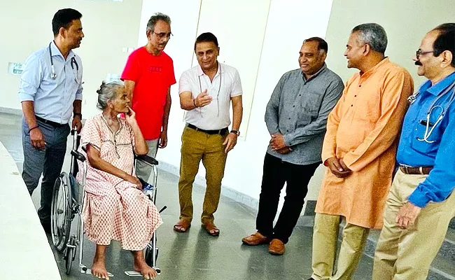 Sunil Gavaskar visits Sparsh Hospice in Hyderabad - Sakshi