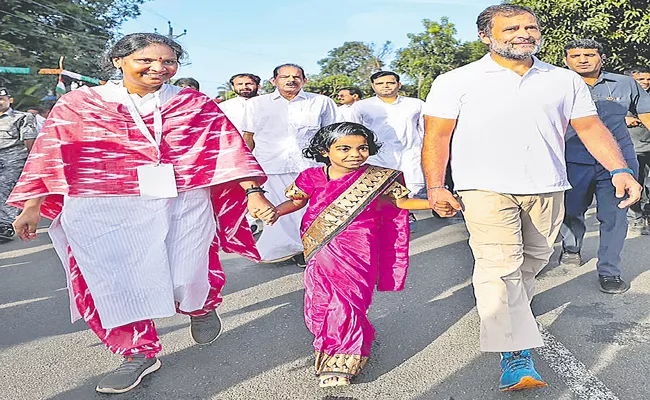 Bharat Jodo Yatra: Congress workers protest with cutouts of gas cylinders in Thrissur - Sakshi