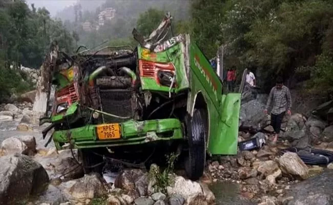 Himachal Pradesh: 7 Dead 10 Injured After Tempo Traveller Fell Into Gorgee In Kullu - Sakshi