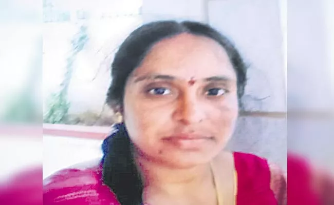 Husband Hit Wife With Iron Rod While Playing Bathukamma In SiddipetH - Sakshi