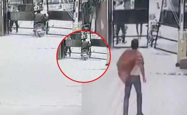 Bike Thieves Caught At Delhi Colony Gate Video Viral - Sakshi