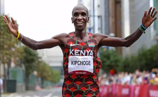 Eliud Kipchoge wins Berlin Marathon, betters own world record - Sakshi