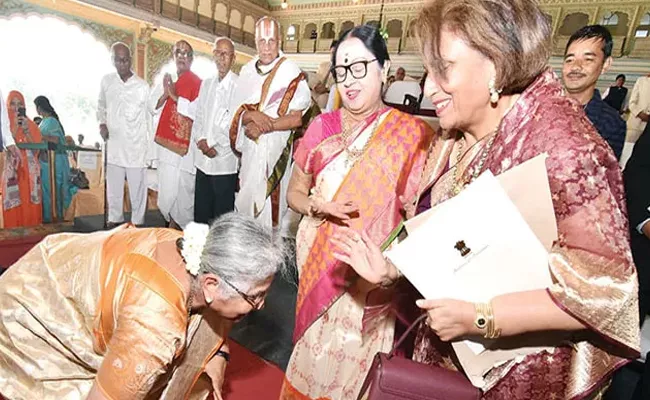 Author Sudha Murthy Bowing Down To A Mysore Royal Sparks A Debate - Sakshi