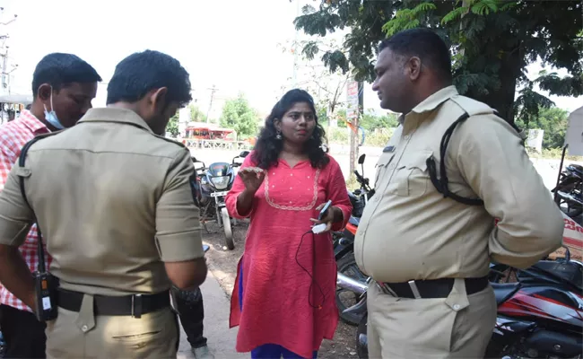 Women Protest at Janasena Party office SPSR Nellore - Sakshi