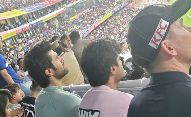 Vijay Deverakonda Cheers At  India Cricket T20 Match  in Hyderabad - Sakshi