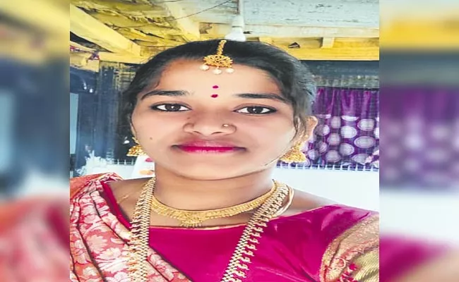 Husband Extramarital Affair: Wife Commits Suicide At Siddipet - Sakshi