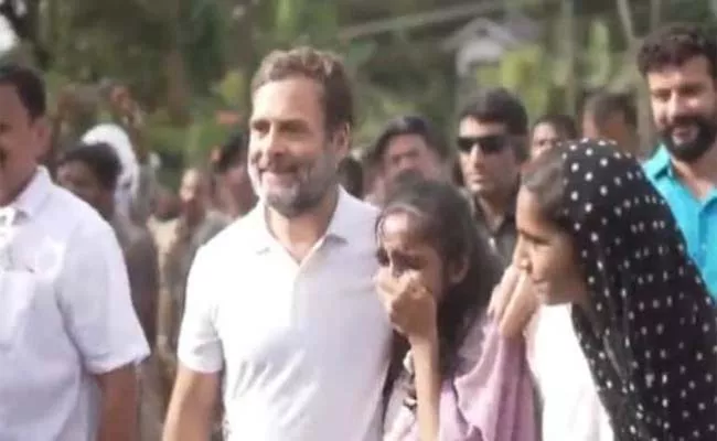 Girl Meeting Rahul Gandhi During Bharat Jodo Yatra Cant Control Tears - Sakshi