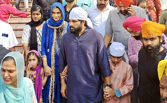 Allu Arjun With His Family Visits Golden Temple At Amritsar - Sakshi