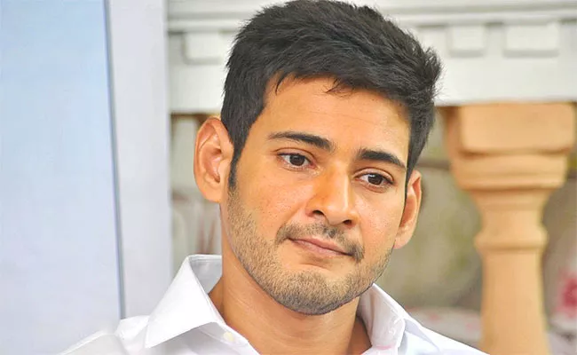 Youngman injured after jumping wall of Actor Mahesh Babu house - Sakshi