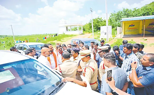 Telangana: MP Dharmapuri Arvind Fires On Police Over Protection - Sakshi