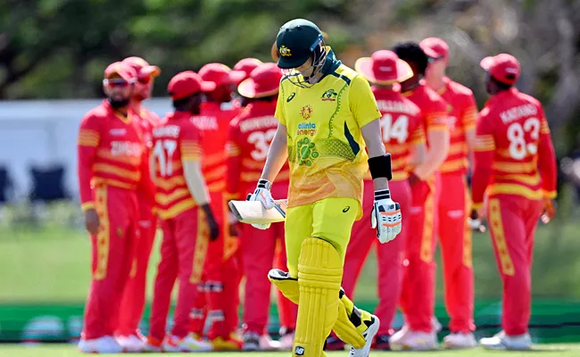 Australia bowled out 141 runs against zimbabwe - Sakshi