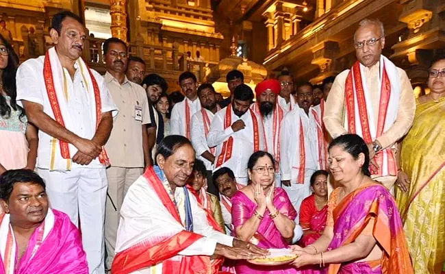 CM KCR Family Performs Pooja At Yadadri Temple - Sakshi