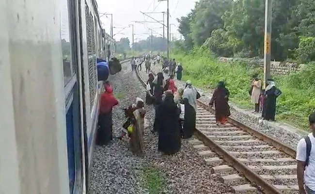 MMTS Train Missed Accident In Begumpet Hyderabad - Sakshi