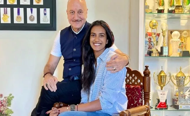 Anupam Kher Meets PV Sindhu Shocked After Seeing Trophys Viral Video - Sakshi