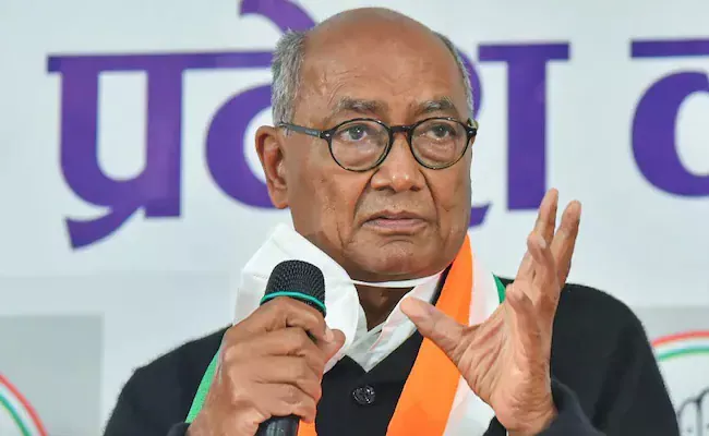 Digvijaya Singh Out Of Congress Chief Race To Back Kharge - Sakshi