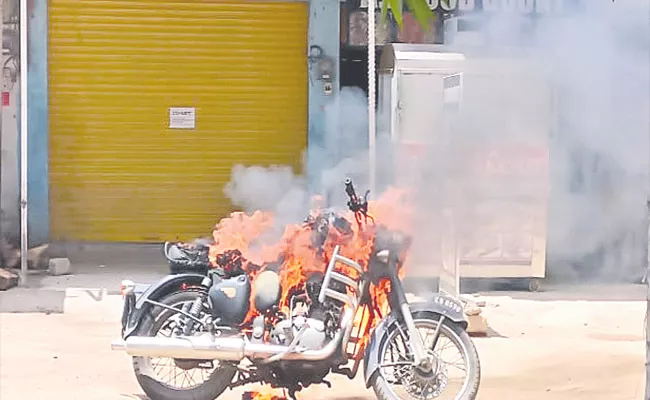 Fire Breaks Out In Bullet Bike Bike - Sakshi