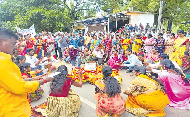 Village Revenue Assistants VRA Protesting In Telangana - Sakshi