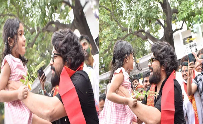 Allu Arjun Joins In Lord Ganesh Immersion Ceremony With Daughter Arha - Sakshi