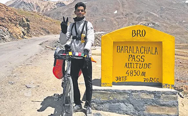 15 Year Old Telugu Boy Did Cycle Trip From Chennai To Leh - Sakshi