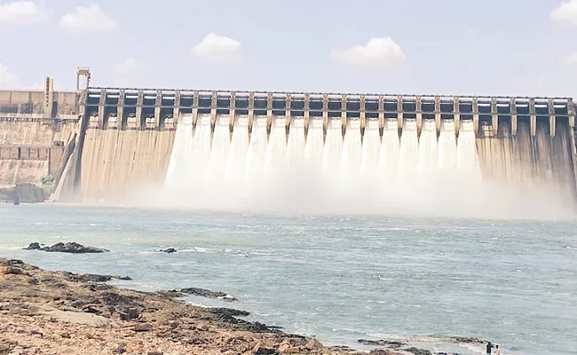 Srisailam Dam water level at 884 feet Andhra Pradesh - Sakshi