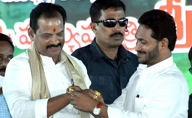 CM Jagan Present Gold bracelet to Statue manufacturer in Nellore - Sakshi