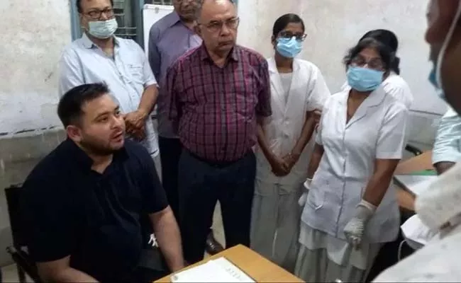 Tejashwi Yadav Visited Medical College Hospital Senior Official Ready Sleep - Sakshi