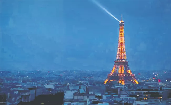 Why its Illegal to Take Pictures of the Eiffel Tower at Night - Sakshi