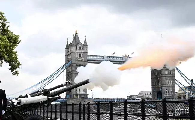 Death Gun Salute In Memory Of Uks Queen Elizabeth II 96 Round Shots - Sakshi