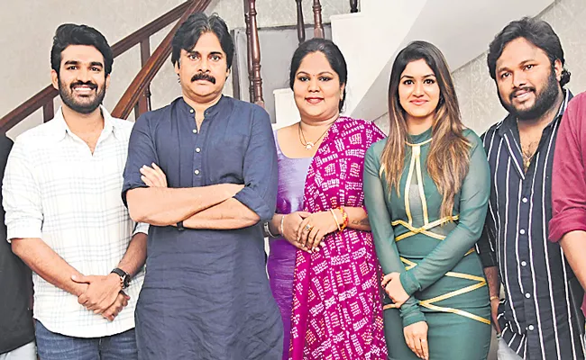 Nenu Meeku Baga Kavalsina Vadini trailer launch by pawan kalyan - Sakshi