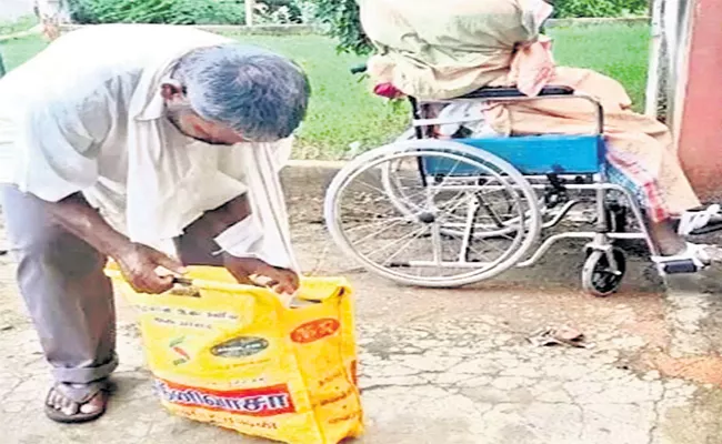 Tamil Nadu: No Help Money Man Takes Mom Body On Wheelchair To Crematorium - Sakshi