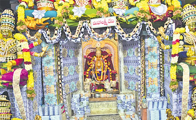 Navratri 2022: Goddess Durga Devi Alankaram with RS 5 Crores At Mahabubnagar - Sakshi