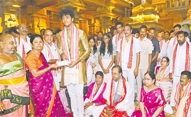 Telangana CM KCR Visits Yadadri Temple - Sakshi