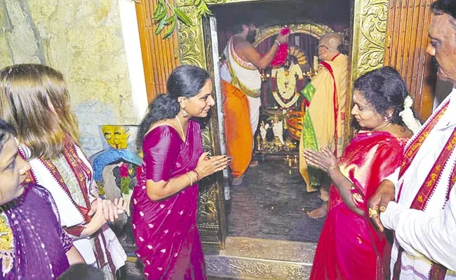 Governor Tamilisai, MLC Kavitha Accidentally Meet At Ammapalli Temple - Sakshi