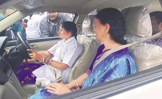 Sabitha Indra Reddy Distributes She Cabs To 23 Women Drivers - Sakshi