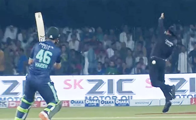 Pak Vs Eng: Umpire Hurt As Pakistan Batter Hits A Shot Into Him Video Viral - Sakshi