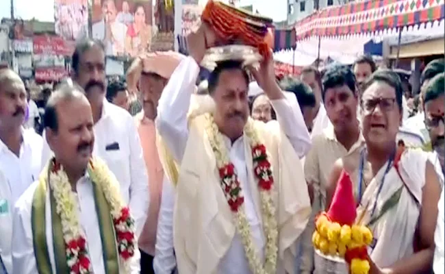 Minister Kottu Satyanarayana Offers Silk Clothes To Goddess Pydithalli Ammavaru - Sakshi