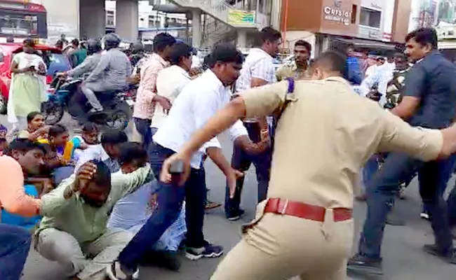 Police Lathi Charge Telangana VRA Protest Hyderabad - Sakshi