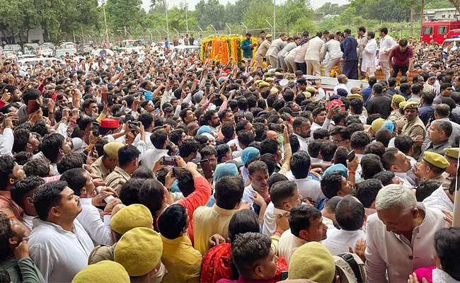 Samajwadi Party supremo Mulayam Singh Yadav Funeral - Sakshi