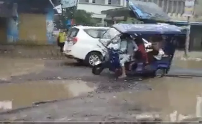 Rickshaw Overturned Potholed Road Uttar Pradesh Sitapur - Sakshi