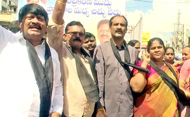 Tanuku People Support Decentralisation Protest Amaravati padayatra - Sakshi