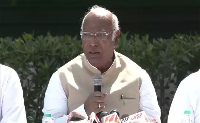 Mallikarjun Kharge Says No Internal Support From Sonia Gandhi - Sakshi