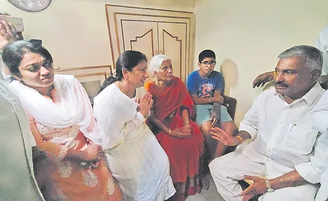 Peddireddy Ramachandra Reddy Meets Chowluru Ramakrishna Family - Sakshi